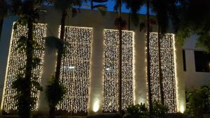 een wit gebouw met kerstverlichting bij Royal Diamond Hotel in Phetchaburi