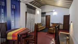 een woonkamer met een tafel en stoelen in een kamer bij Bay Beach dom stay in Tangalle +49 foto's