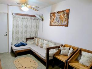 een woonkamer met een bank en twee stoelen bij Ixtapa al mejor precio, "Casa las Conchas" in Zihuatanejo +27 foto's