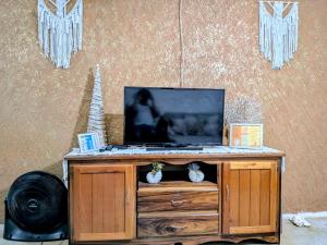 een tv op een houten entertainmentcentrum met een televisie bij Ixtapa al mejor precio, "Casa las Conchas" in Zihuatanejo