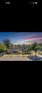 ein Bild von einem Gebäude bei Sonnenuntergang in der Unterkunft Modern 3BR Condo with 2-Car Garage in Pasadena