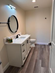 ein Badezimmer mit Waschbecken und Spiegel an der Wand in der Unterkunft Modern 3BR Condo with 2-Car Garage in Pasadena + 3 Fotos