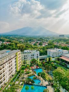Hồ bơi trong/gần Aston Bogor Hotel and Resort