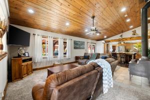 a living room with a couch and a table at Zebra Ranch 16-guest Compound Mtn Vuspapkl Bal in Granite Dells