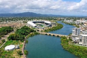 vue aérienne d'un stade situé au bord d'une rivière dans l'établissement The Anchorage Escape Studio - Steps away from City, Ferry and Stadium in Townsville, à Townsville