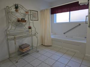 ein Badezimmer mit Badewanne und Waschbecken in der Unterkunft Mallard Cove - lakeside pet friendly in Robbinsville + 14 Fotos