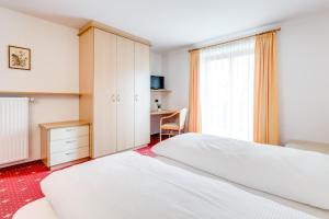 Postel nebo postele na pokoji v ubytování Pension Haus am See