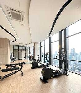 Fitness centrum a/nebo fitness zařízení v ubytování AXON Suites Near Bukit Bintang by Peak Pavilion