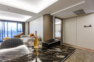 Khu vực ghế ngồi tại Maritztel Bangkok Hotel