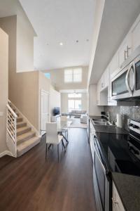 a kitchen and dining room with a table and chairs at Luxury Residence Loft 3 Beds with Pool and Gym in Los Angeles