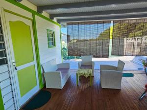 Et opholdsområde på Maison cosy avec terrasse à Petit-Canal, 45 m²