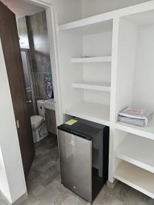 ein Badezimmer mit kleinem Kühlschrank und Toilette in der Unterkunft Alpha1 in Roldanillo + 39 Fotos