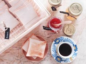 un tavolo con un piatto di pane tostato e una tazza di caffè di At home boutique a Ban Long