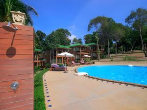 une piscine devant un complexe hôtelier dans l'établissement The Green Hotel, à Ko Lipe