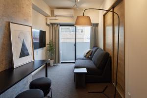 Posezení v ubytování Living like Hotel 博多駅前 + 7 fotografií