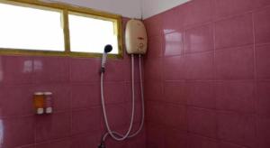een badkamer met roze tegels en een douche in de muur bij 22 Seasons Hotel in Ban Khlong Chi Lat +77 foto's