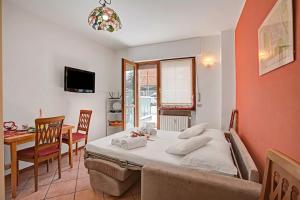 een slaapkamer met een bed en een eetkamer bij Bardonest - Happy Rentals in Bardonecchia