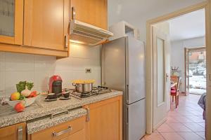 een keuken met een roestvrijstalen koelkast en een fornuis bij Bardonest - Happy Rentals in Bardonecchia