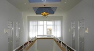 un couloir avec des casiers et un lustre dans une pièce dans l'établissement Warina Place Hotel, à Ao Nang 