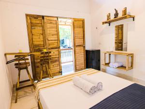 a bedroom with a bed with towels on it at Apartaestudio Privado con cocina in Palomino
