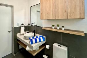 a bathroom with a sink and a mirror at Tiny House con Jacuzzi, Fogata y Starlink in Anta +18 photos