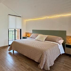 a bedroom with a large bed in a room at Tiny House con Jacuzzi, Fogata y Starlink in Anta