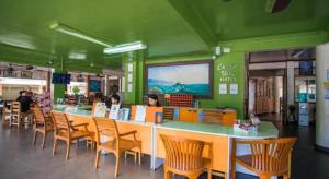 En restaurant eller et andet spisested på Cha Am Villa Beach