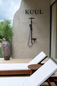 - une salle de bains avec douche sur le côté du bâtiment dans l'établissement Kuul villa 4 - Seaview & Stylish villa, à Baan Tai