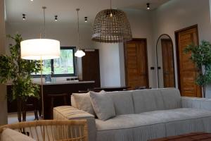 un salon avec un canapé et une table dans l'établissement Kuul villa 4 - Seaview & Stylish villa, à Baan Tai