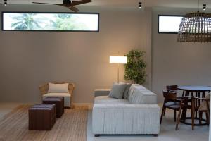 un salon avec un canapé et une table dans l'établissement Kuul villa 4 - Seaview & Stylish villa, à Baan Tai 11 autres photos