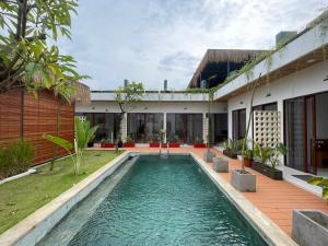 een zwembad op de binnenplaats van een huis bij Saltera Kedungu in Tanah Lot +20 foto's