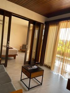 Giường trong phòng chung tại SVARGA RENJANA ViLLA