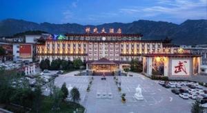 un grand bâtiment avec une cour en face dans l'établissement Dengfeng Chanwu Hotel, à Dengfeng