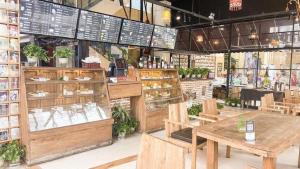 een winkel met houten tafels en planten in een kamer bij Pacific Regency Hotel Shenyang in Shenyang