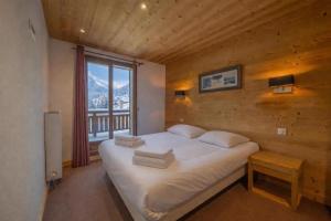 Giường trong phòng chung tại l'Ours Bleu A35 - Ski in Ski out - Happy Rentals