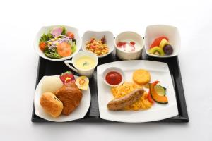 un plateau de nourriture avec différents types d'aliments dans l'établissement THE RISE Osaka Universal Bayside, à Osaka