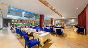 En restaurant eller et andet spisested på Catic Hotel--Adjacent Buliding