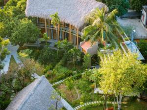 een bovengronds uitzicht op een gebouw met bomen en planten bij Van Long Garden Retreat in Ninh Binh
