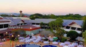 een bovenaanzicht van een hotel met tafels en stoelen bij The Impress Nan Hotel in Ban Du Nua (1) +130 foto's