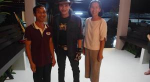 een groep van drie mannen op een baan bij Baan Ing Daan in Ban Non Nam Thaeng +74 foto's