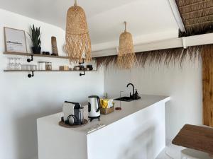 - une cuisine avec un comptoir et une cafetière dans l'établissement Sama Beach Resort by Munchies Resort, à Baan Tai