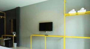 Cette chambre dispose d'un mur, d'une télévision et d'étagères. dans l'établissement Seven bee boutique hotel, à Surin 31 autres photos