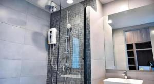 un bagno con doccia e lavandino di @Sleep a Ban Rang Faet