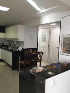 cocina con mesa y sillas en una habitación en Extraordinary Seafront Apartment, en Recife