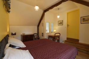 a bedroom with a bed and a yellow door at Les 3 epines in Rennes