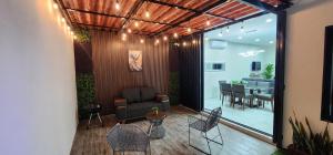 een woonkamer met een bank en een eetkamer bij Casa Fénix in Comala