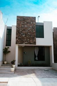 een huis met een stenen dak en een binnenplaats bij Casa Fénix in Comala