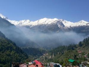 vista su una montagna con montagne innevate di The Hosteller Kasol, Riverside a Kasol