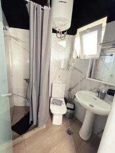 Koupelna v ubytování Pedro Navarino 6A Laganas + 33 fotografií