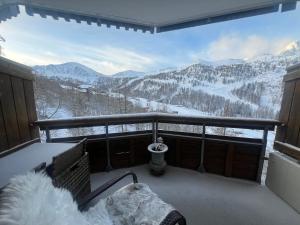een balkon met uitzicht op een met sneeuw bedekte berg bij 5 personnes, 2Pieces exceptionnel havre de détente et de confort, immense terrasse, vue incroyable, Tout pédestre, à 10m du funiculaire, parking in Isola 2000